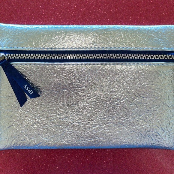 3/$10 Ipsy Glam Bag New Unused Dec 2019 Silver Metallic Cosmetic Makeup Clutch - Picture 7 of 7
